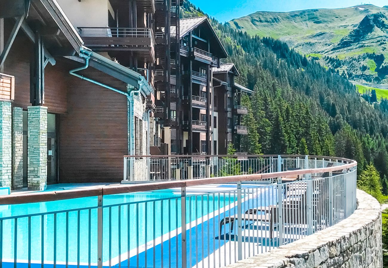 1-bed apartment Flaine, ski-in ski-out, parking, swimming pool